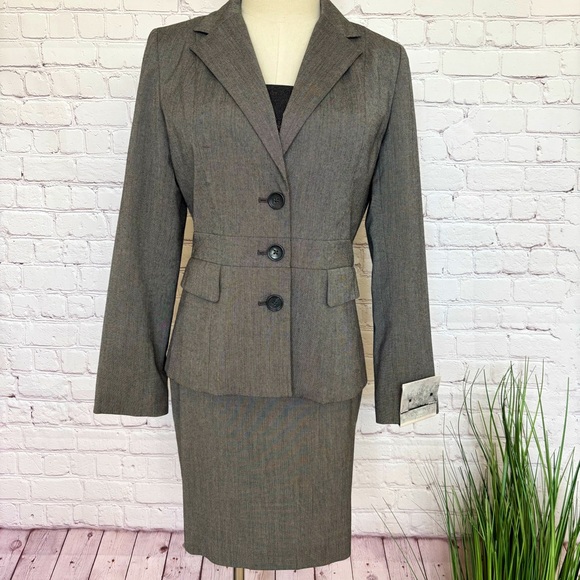 Banana Republic Dresses & Skirts - BANANA REPUBLIC 2-Piece Pencil Skirt & Blazer Suit--6P
